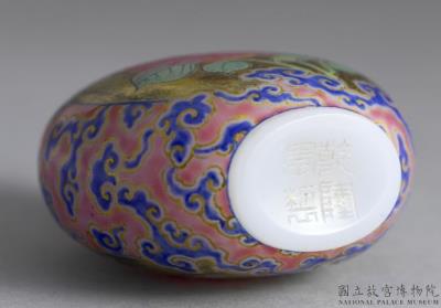 图片[3]-Glass-body painted enamel snuff bottle with a monthly rose and roiling clouds, Qing dynasty, Qianlong reign (1736-1795)-China Archive